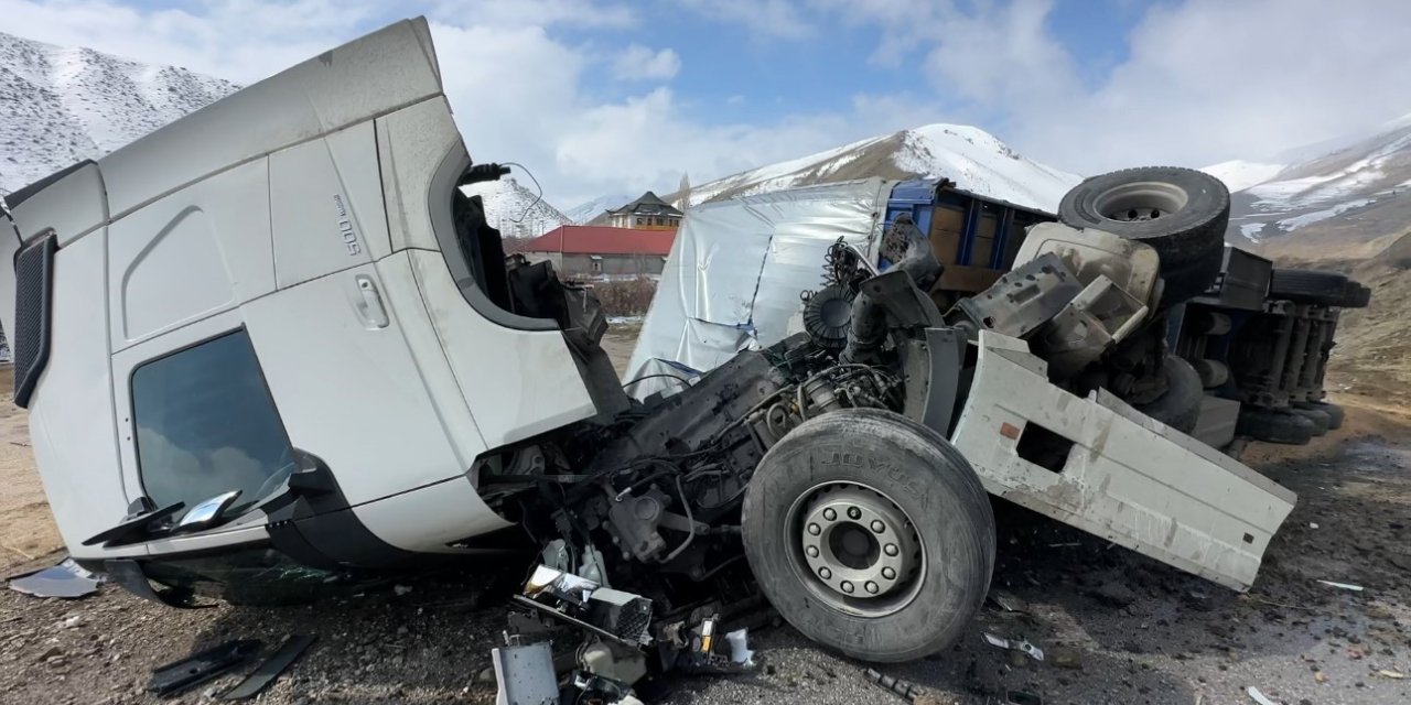 Yüksekova’da İran plakalı tır devrildi: 1 yaralı