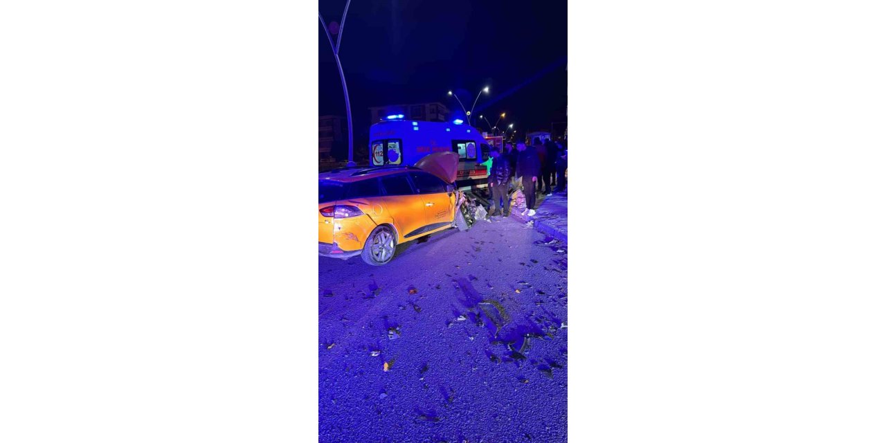 Elazığ’da  hafif ticari araçla taksi çarpıştı: 4 yaralı