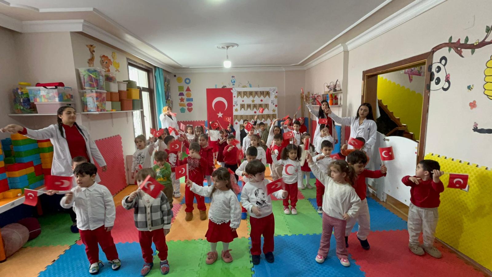 Miniklerden, İstiklal Marşı'nın Kabulü ve Mehmet Akif Ersoy'u Anma Günü kutlaması