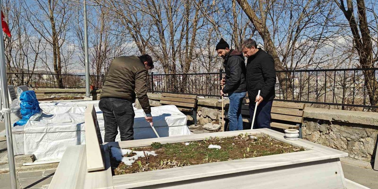 Muş’ta bayram öncesi şehit mezarlıklarında bakım ve temizlik yapıldı