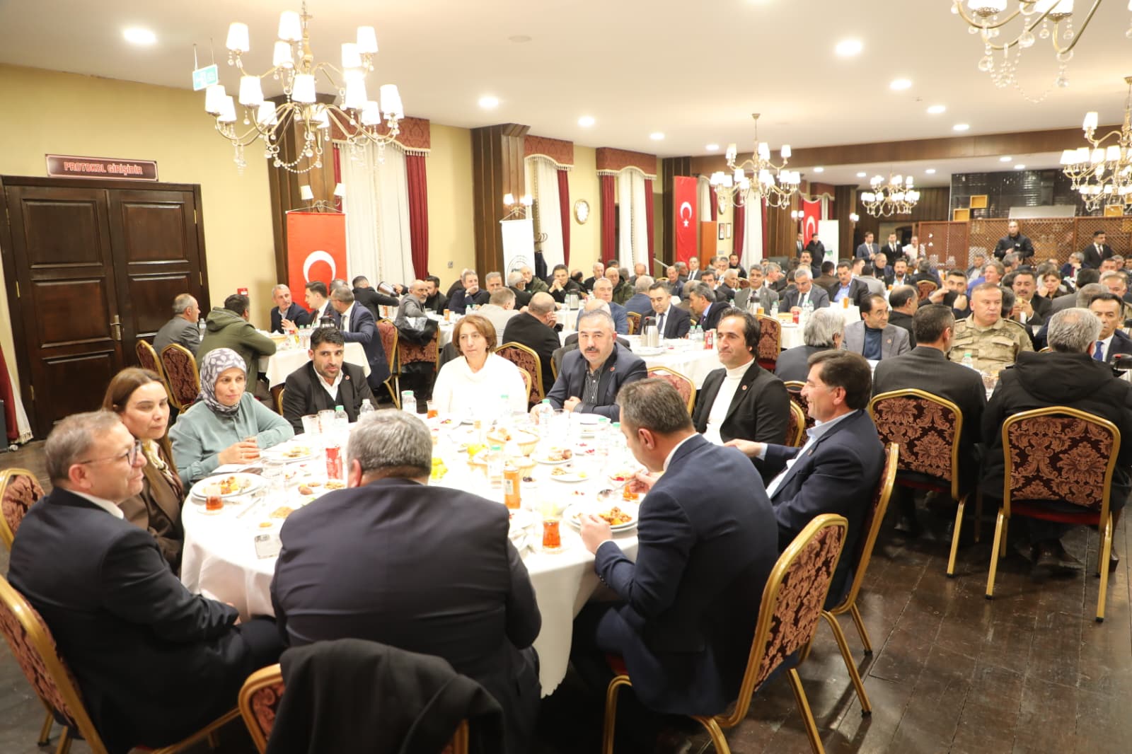Kars’ta muhtarlar ve protokol iftarda buluştu