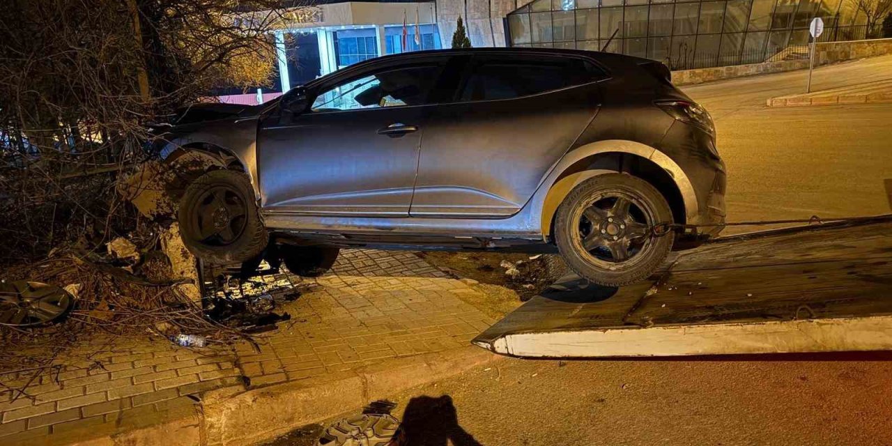 Elazığ’da otomobil istinat duvarına çarptı: 1 yaralı