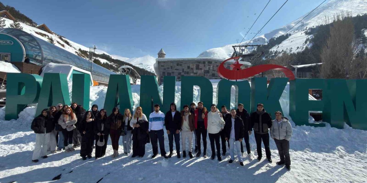 Üniversiteli gençler Erzurum’u gezdi