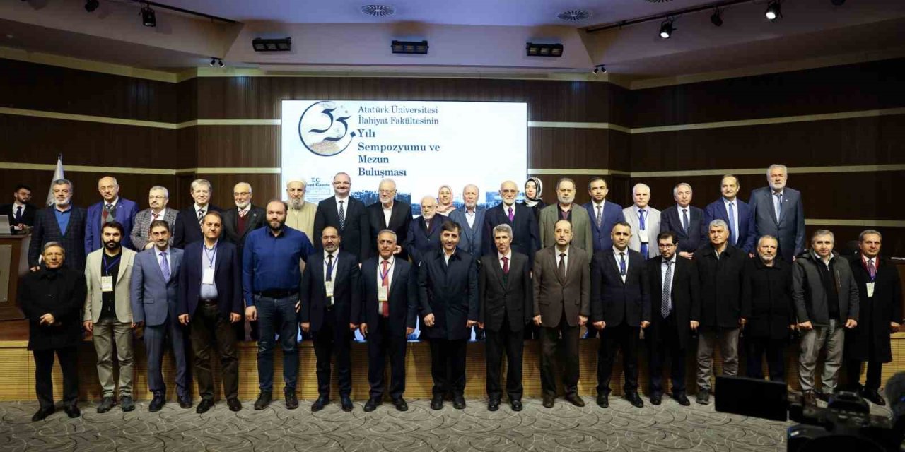 İlahiyat Fakültesinin 55. kuruluş yılı sempozyumu ve mezun buluşması gerçekleştirildi