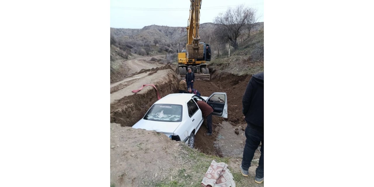 Elazığ’da çukura düşen araç kurtarıldı