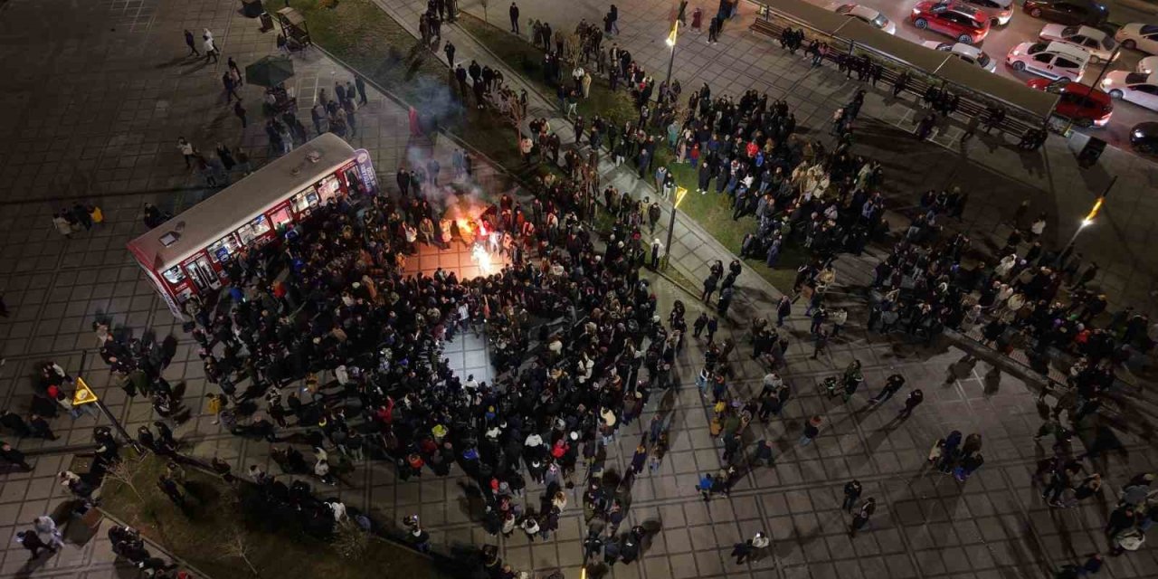 Elazığ’da yüzlerce kişi aynı anda halay çekti: O anlar böyle görüntülendi