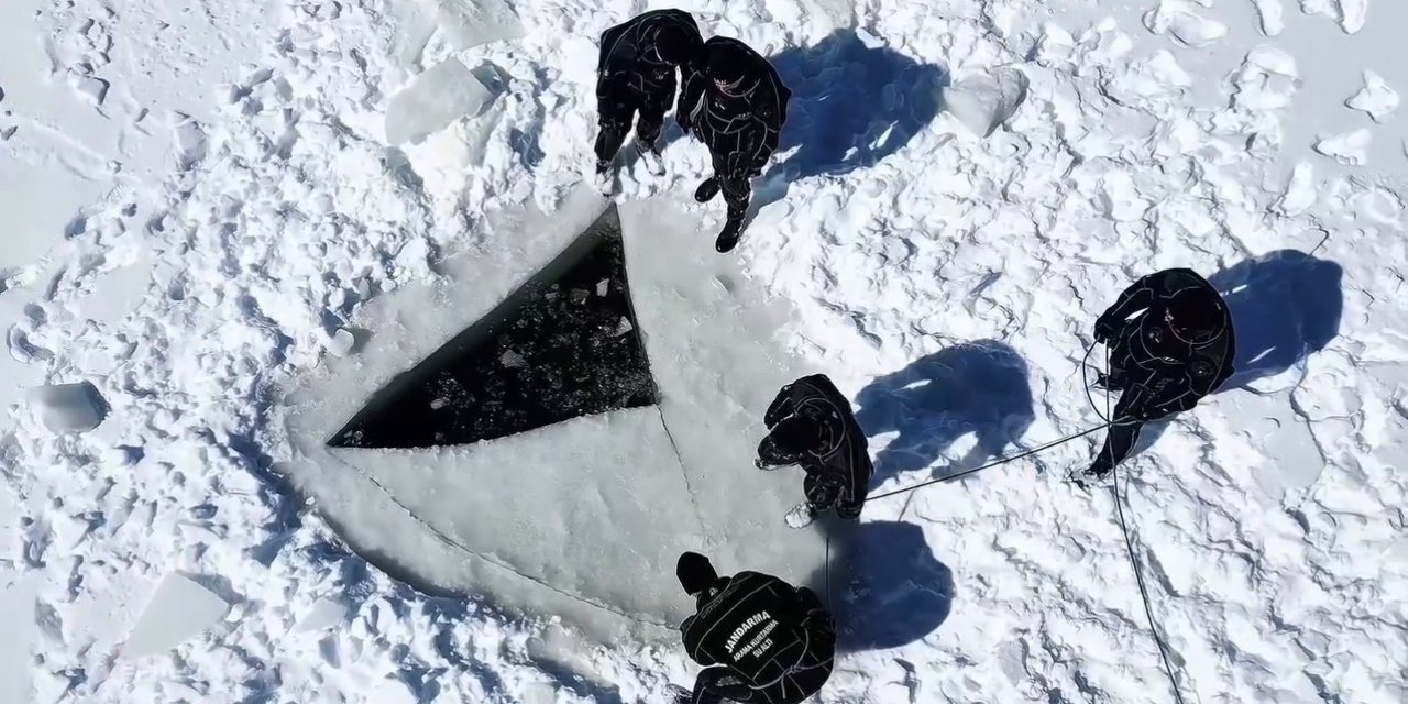 Buzla kaplı gölette nefes kesen dalış