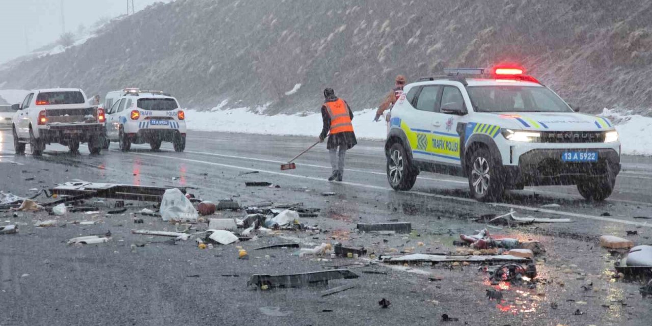 Tatvan’daki feci kazada karı koca hayatını kaybetti