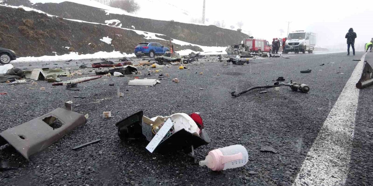 Tatvan’daki trafik kazasında ölü sayısı 3 oldu: Kazada ağır yaralanan 6 aylık bebek hastanede vefat etti