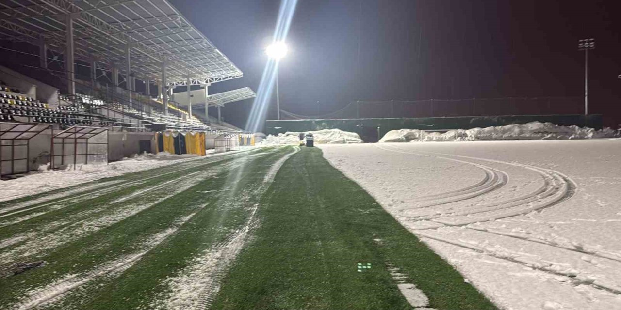 Eren Stadyumu’nda kar temizliği