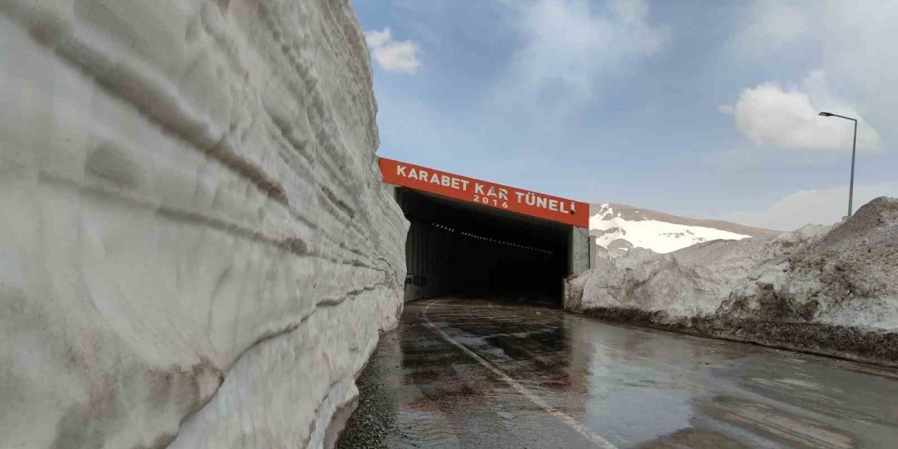 Karabet Geçidi’nde kar kalınlığı 3 metre 52 santim oldu