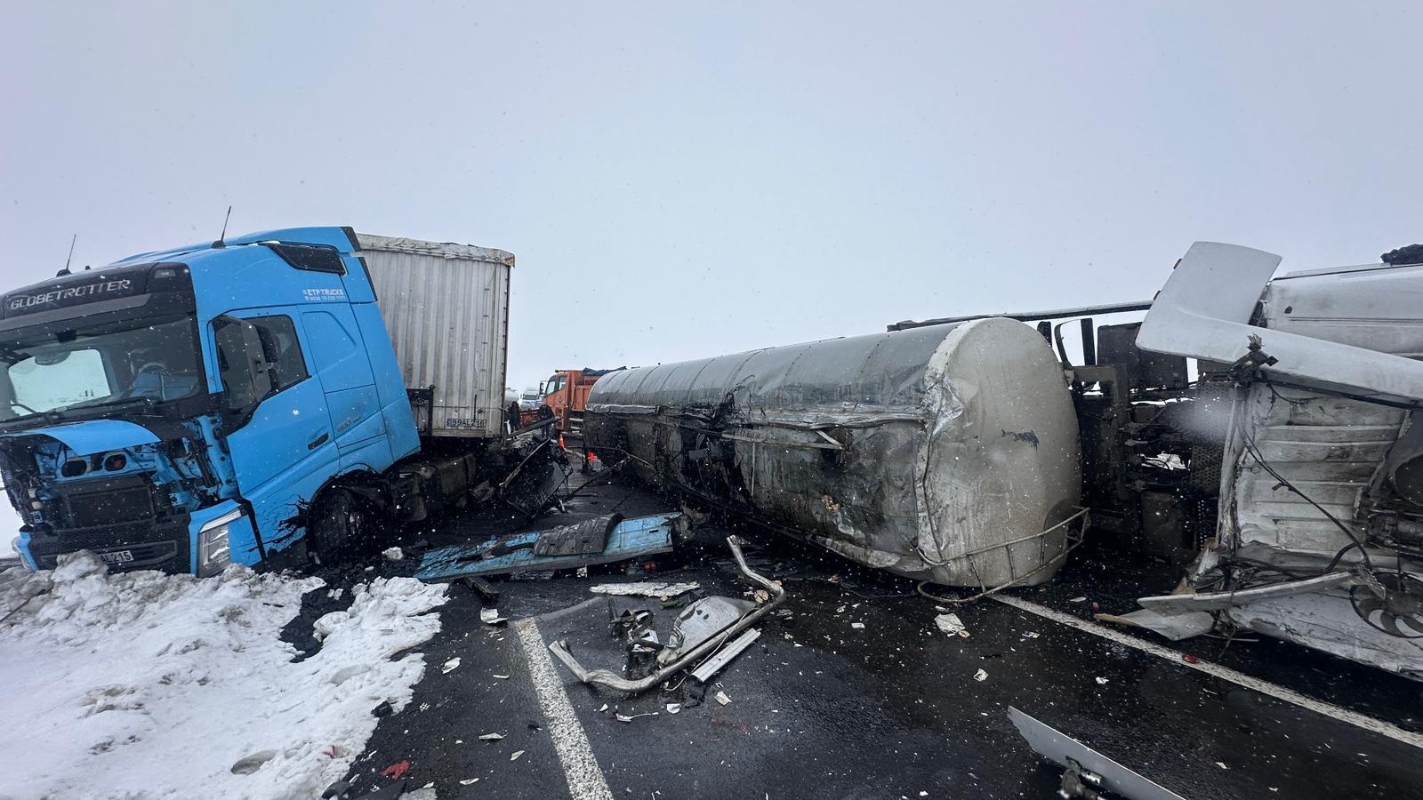 Zift yüklü tanker ile kereste yüklü tır çarpıştı: 2 yaralı