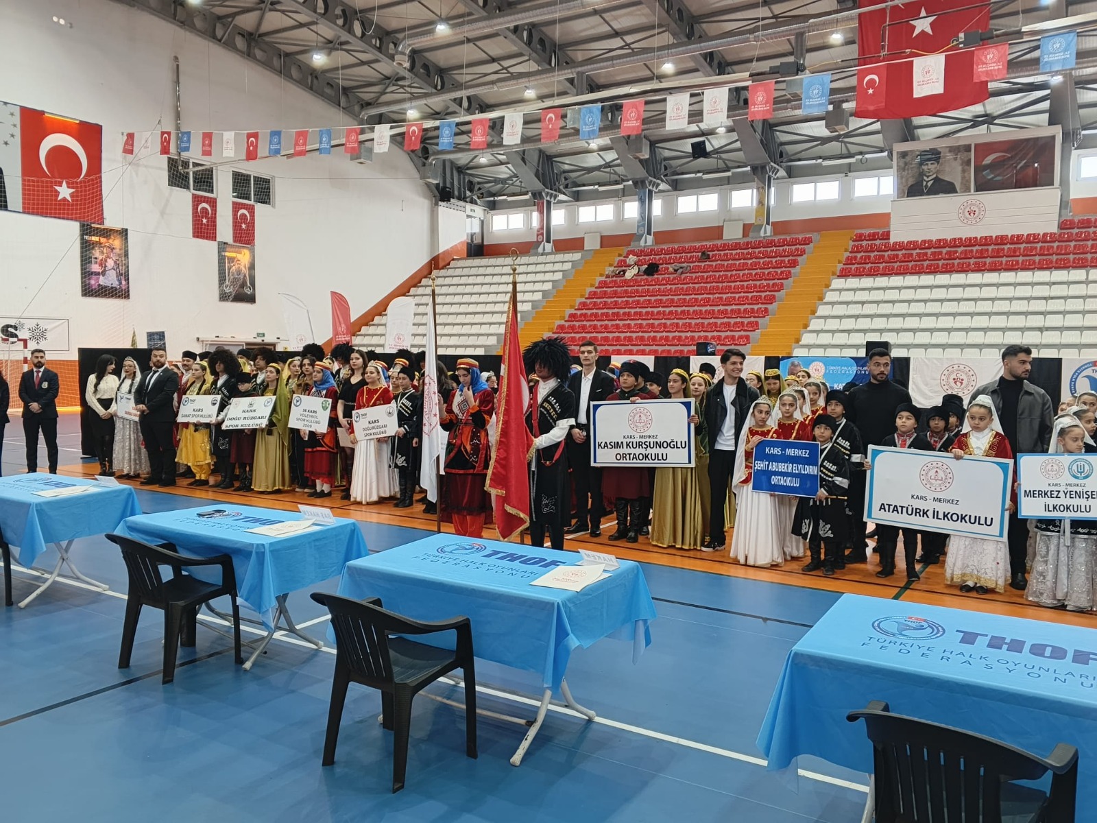 Kars’ta öğrenciler halk oyunları yarışmalarında hünerlerini gösterdi