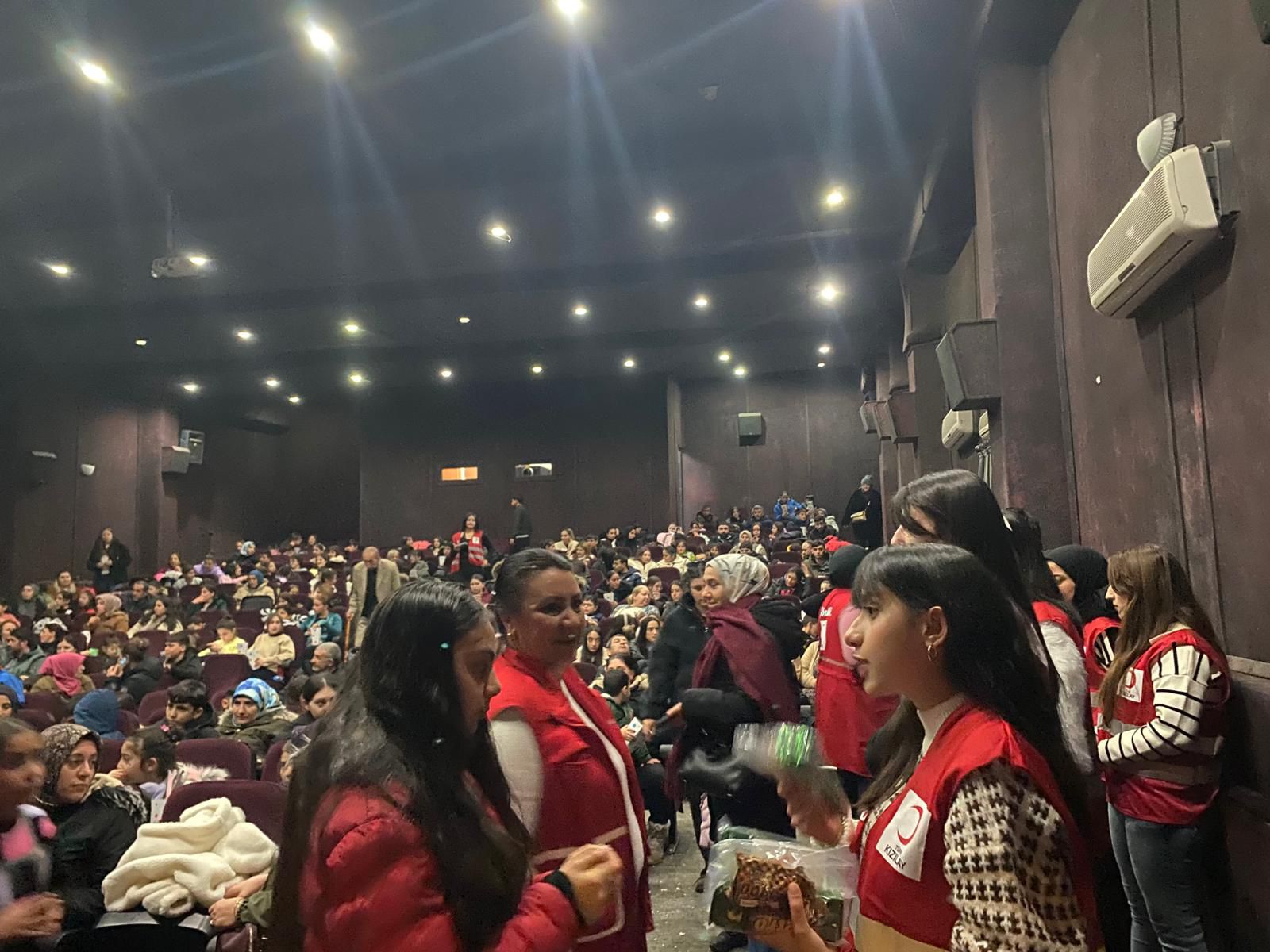 Kars Kızılay’dan çocuklara sinema keyfi