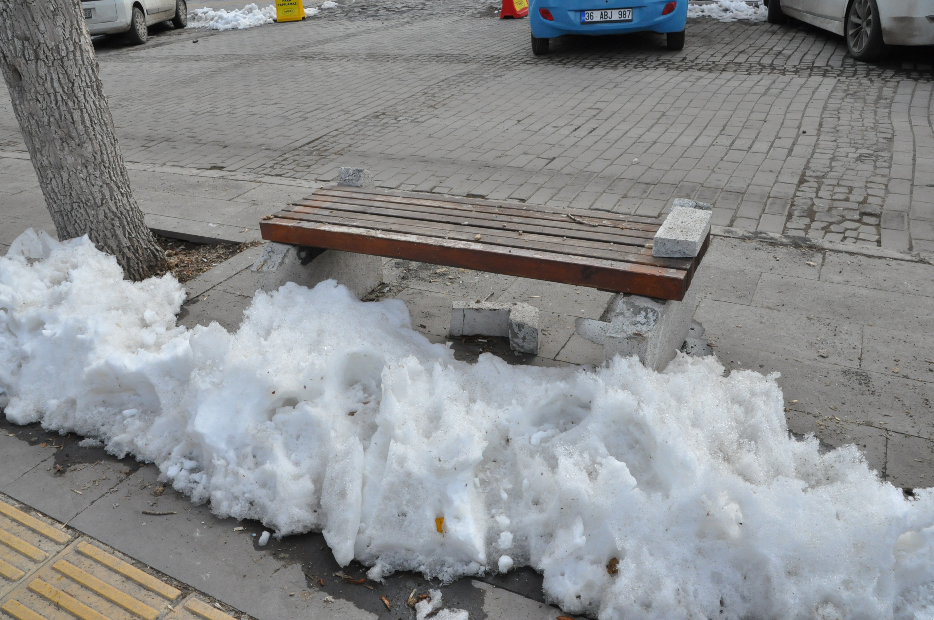 Kars'ta Avrupa Birliği Projesi kapsamında yapılan banklara çirkin saldırı