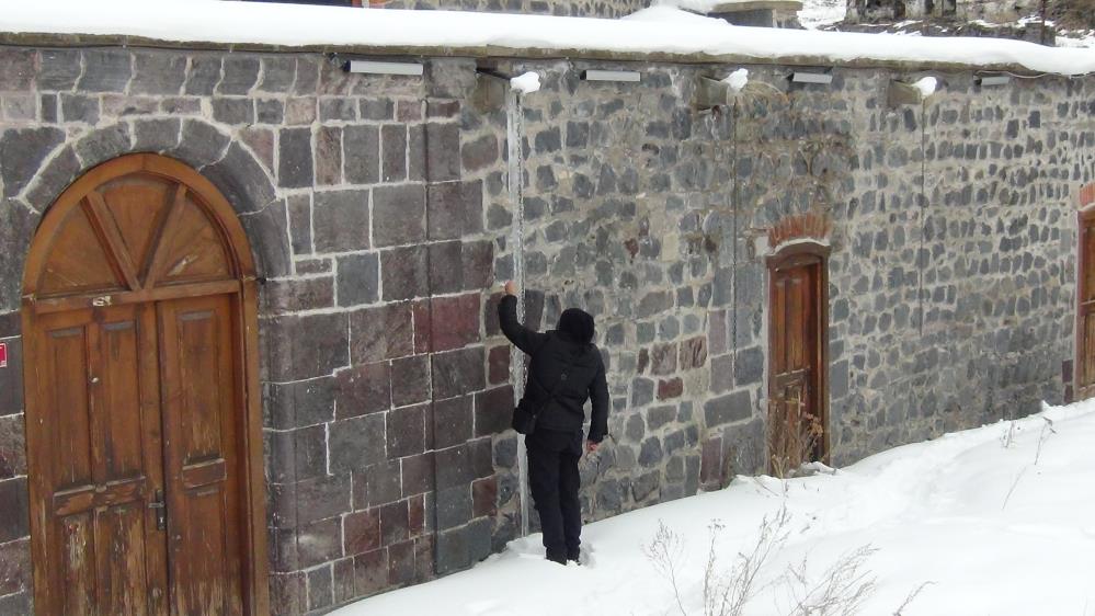 Çatılarda 3 metrelik buz sarkıtları oluştu