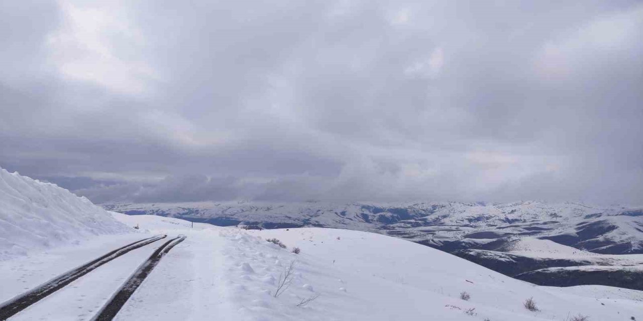Kar yağışı Aşkale’de yeniden etkili oluyor