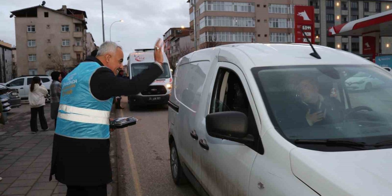 İftar vakti yolda olan sürücülere iftarlık dağıttılar