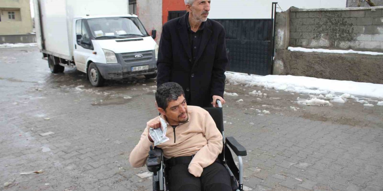 Polis memurunun hediyeleri engelli gencin yüzünü güldürdü