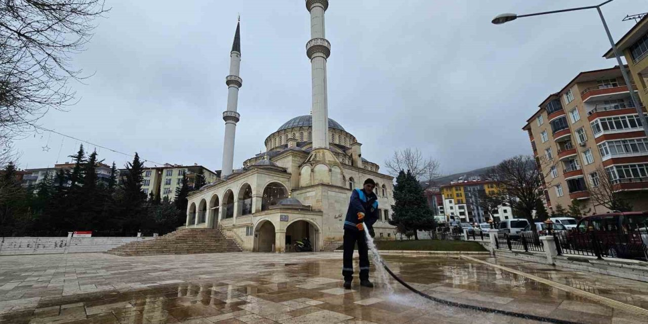 Battalgazi’de bayram öncesi cami ve mezarlıklar temizleniyor