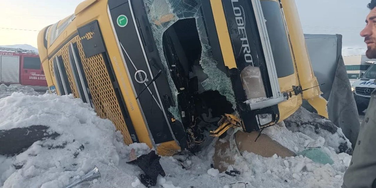 Bitlis’te iki tır devrildi, 1 kişi yaralandı