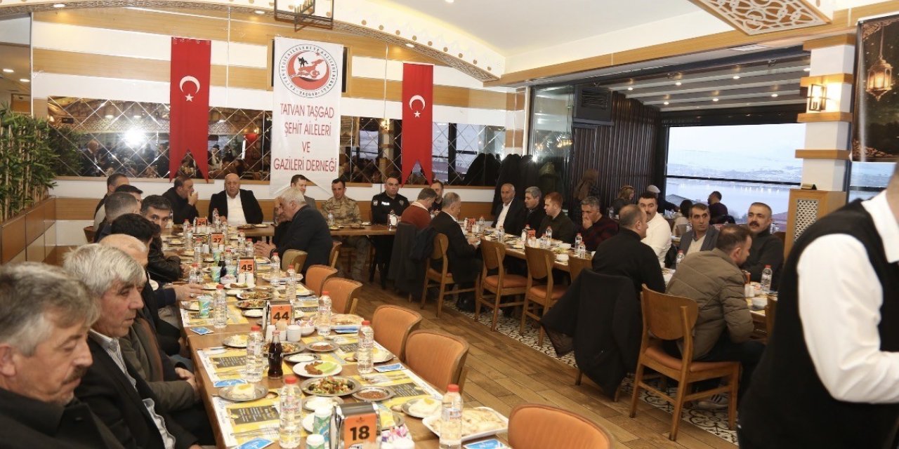 Tatvan’da şehit ve gazi aileleri onuruna iftar programı düzenlendi