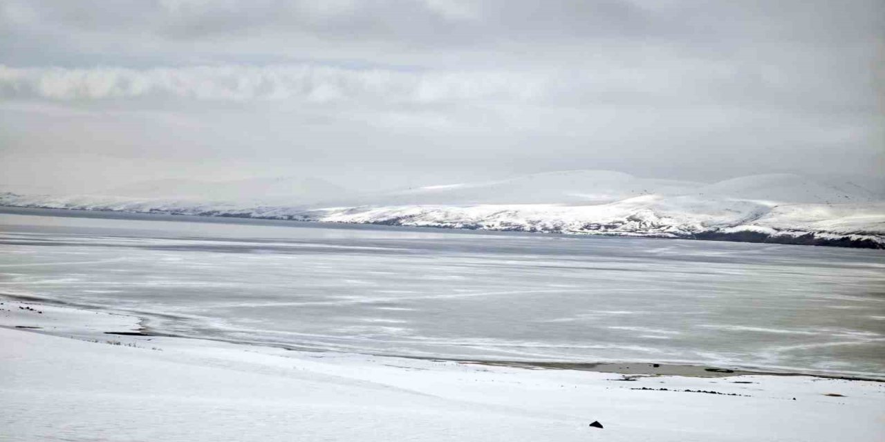 Nazik Gölü’nde buzların çözülmesi bu yıl gecikti