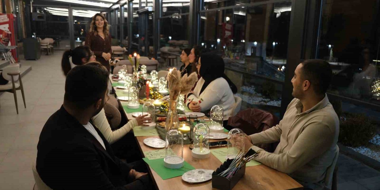 Ahlat’ta iftar sonrası cam fanus boyama etkinliği