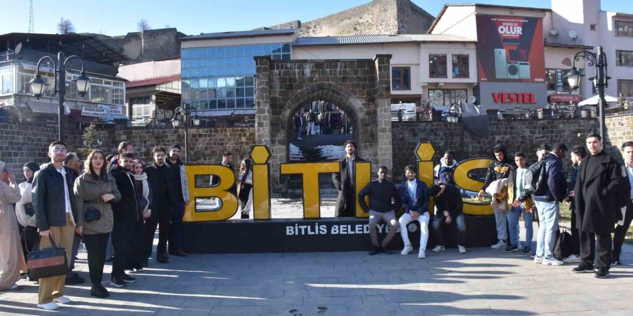 Bitlis’teki yabancı öğrenciler tarihi mekanları gezdi