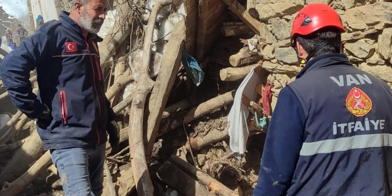 Çatak’ta ahır çöktü: 50 kuzu göçük altında kaldı