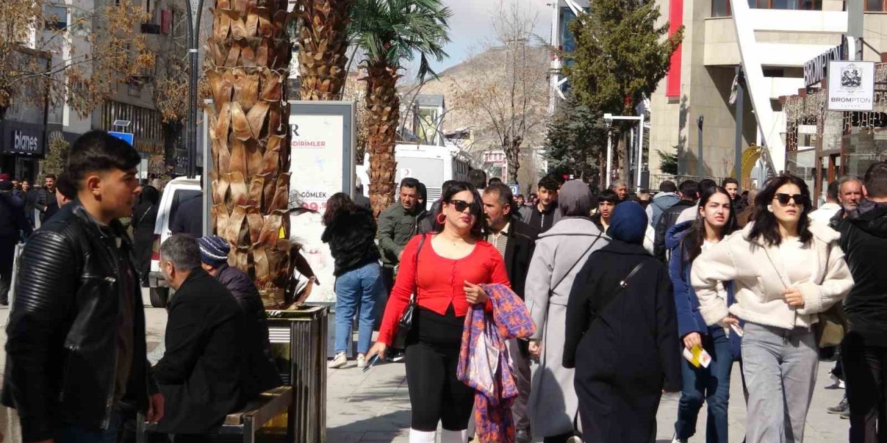 Van’da bayram telaşı: Caddeler doldu taştı