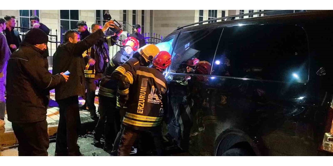 Erzurum’da feci kaza: Kavşak adeta savaş alanına döndü