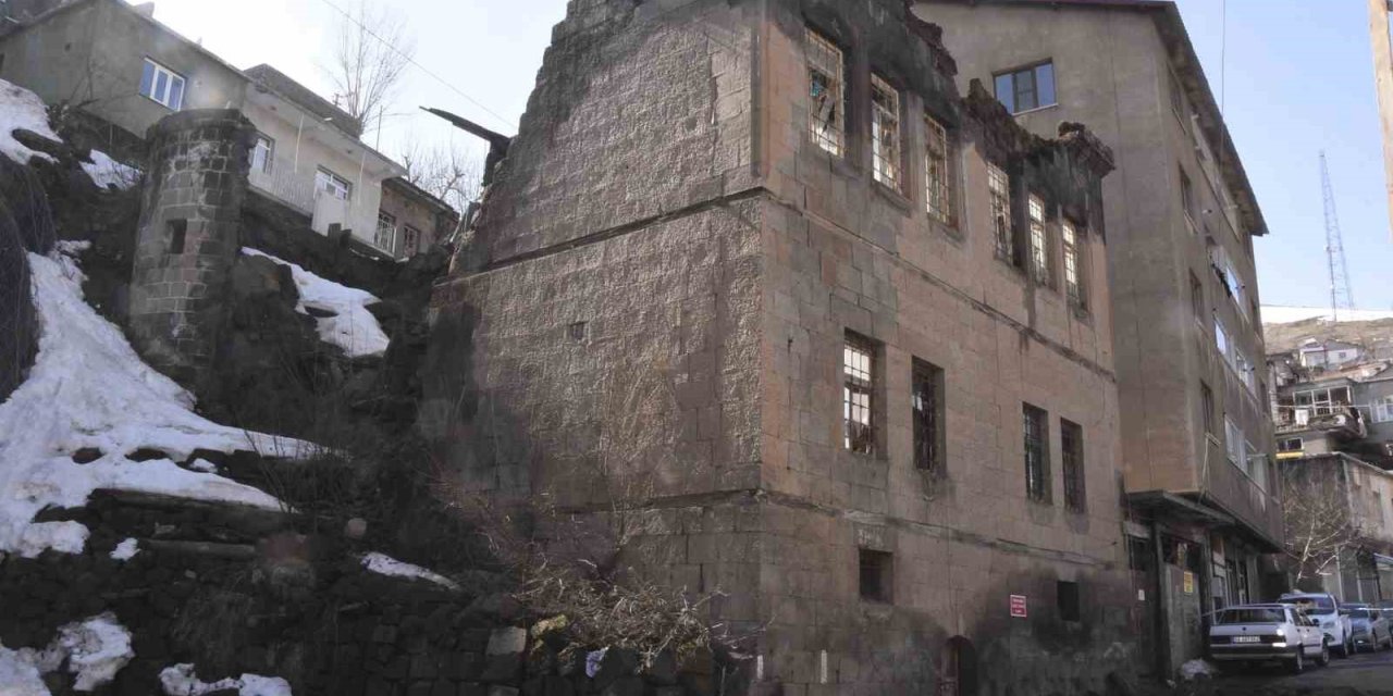 Bitlis’te tarihi evler kışın ardından alarm veriyor