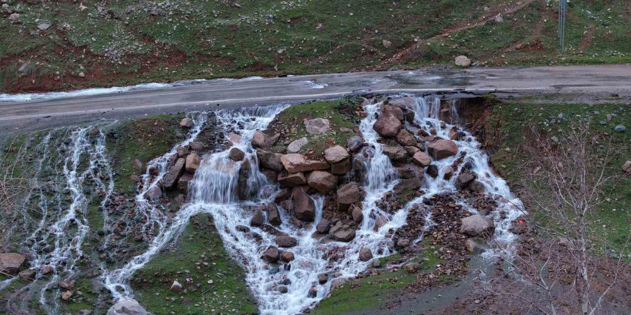 Hakkari’de asfaltın ortasından su pınarı fışkırdı