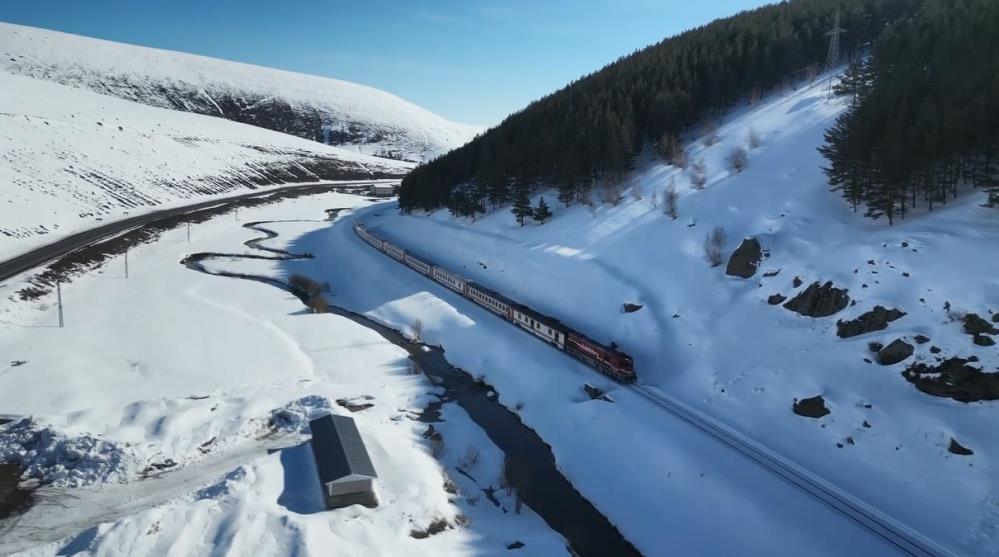 Kars’ta Doğu Ekspresi’ne yoğun ilgi: Vatandaşlar bayram tatili için masalsı yolculuğu tercih ediyor
