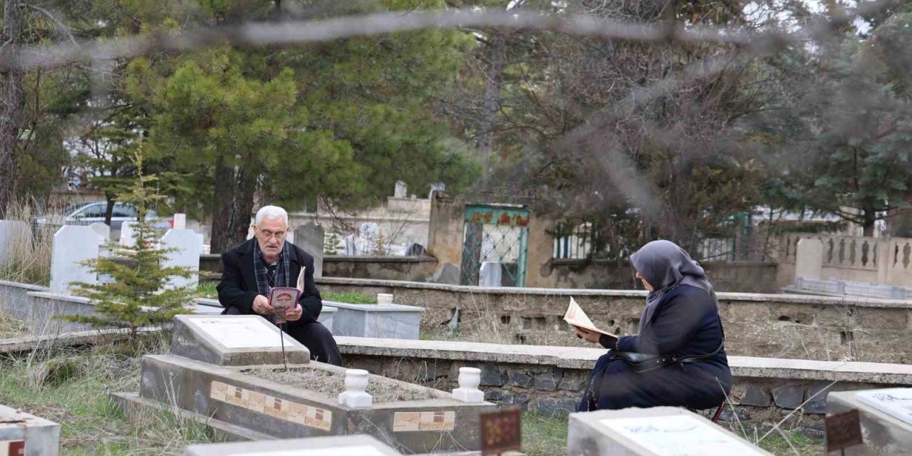 Elazığ’da mezarlıklarda ziyaretçi yoğunluğu