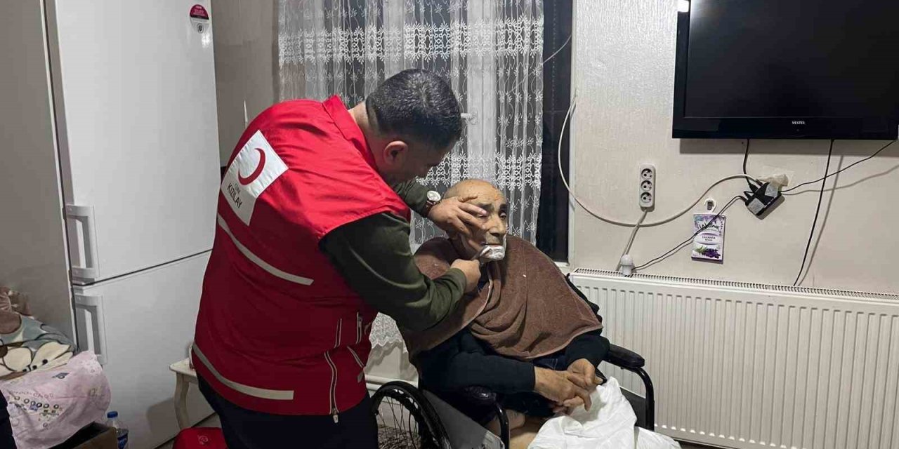 Türk Kızılay Muradiye Şube başkanından yaşlılara kuaför hizmeti