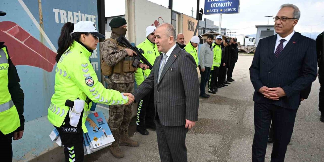 Vali Hatipoğlu, uygulama noktalarında güvenlik güçleri  ve vatandaşlarla bayramlaştı