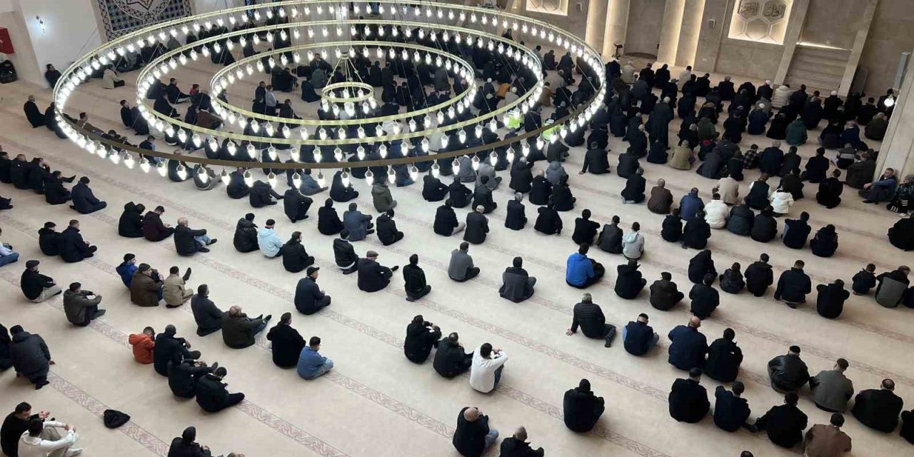 Kars’ta bayram namazında camiler doldu, taştı