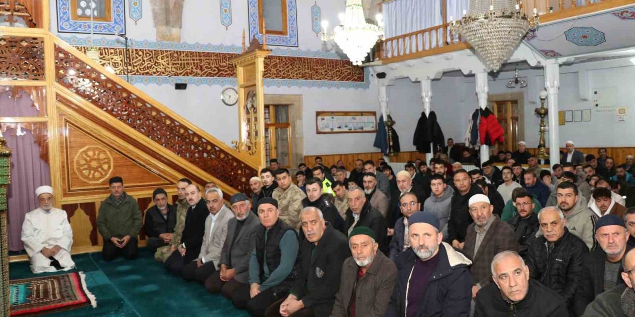 Bayram namazında camiler doldu taştı