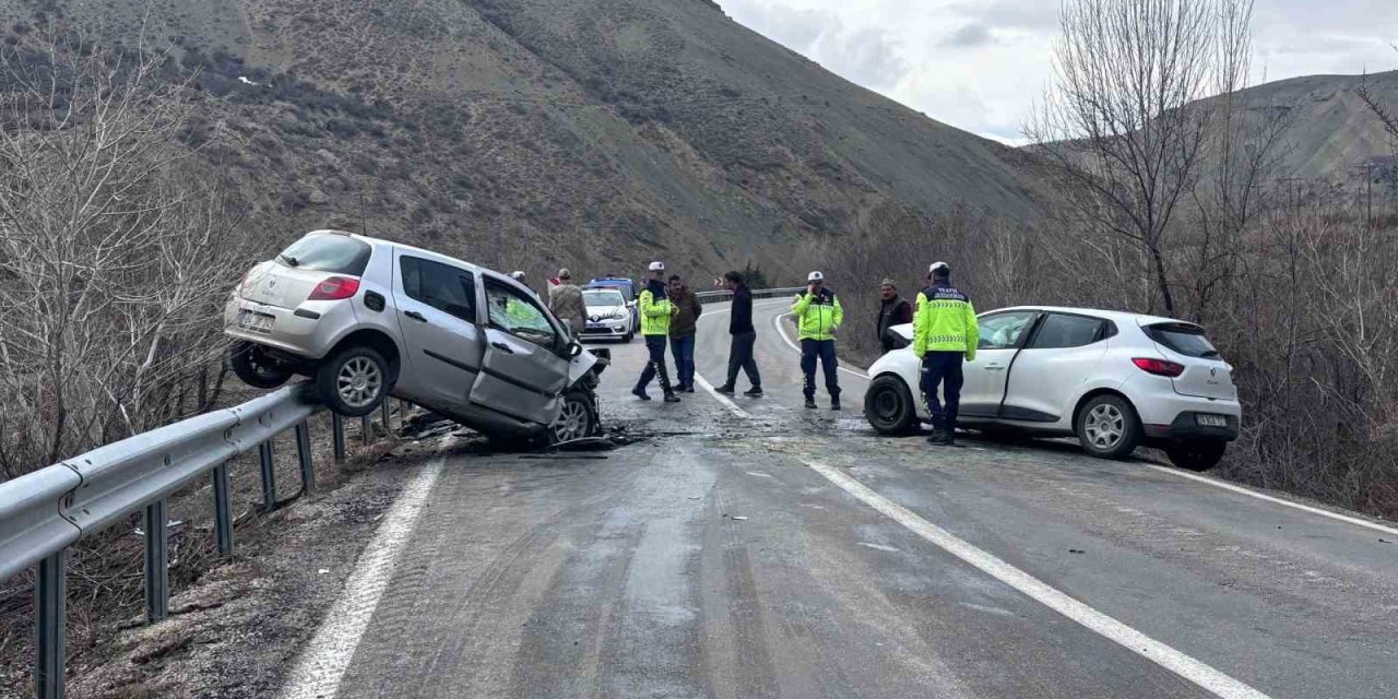 Erzincan-Kemah yolunda iki araç kafa kafaya çarpıştı: 4 yaralı