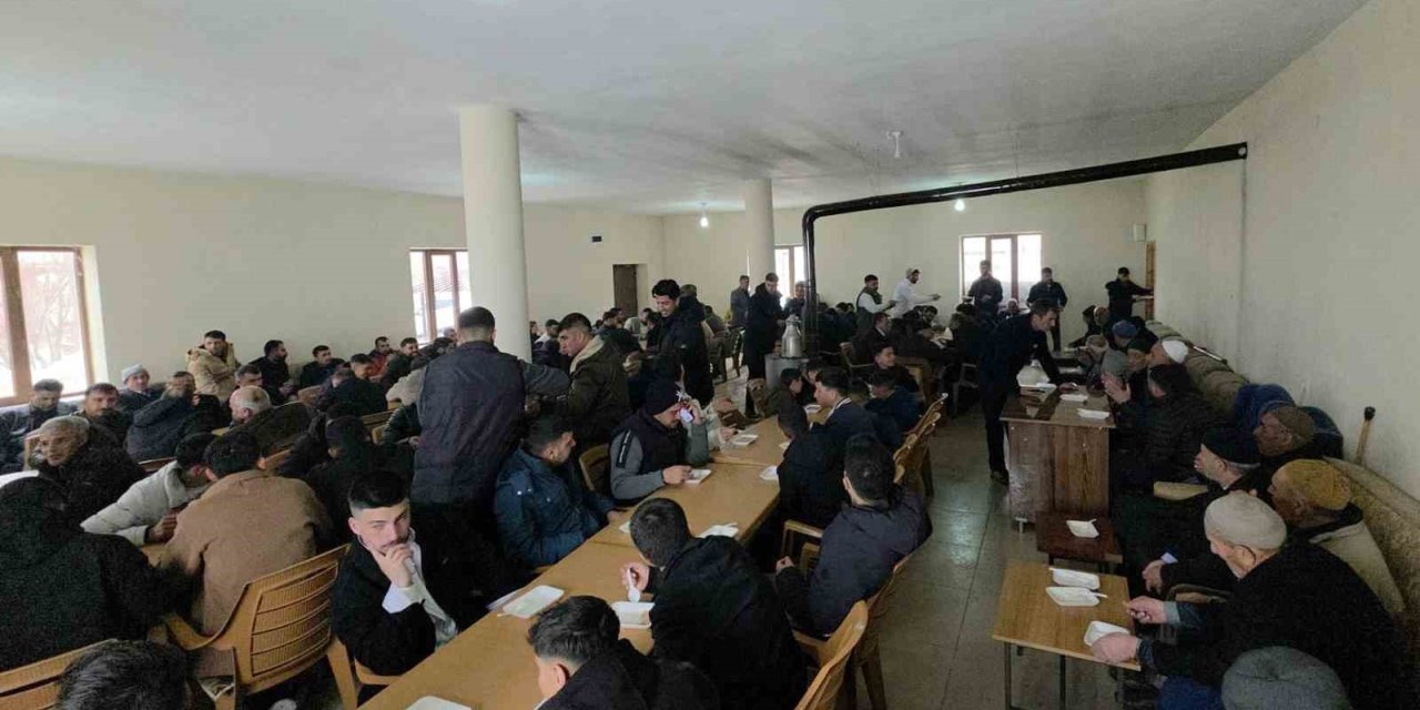 Ahlat’ta bayram geleneği yaşatılıyor: Halise yemeği aynı sofrada buluşturuyor