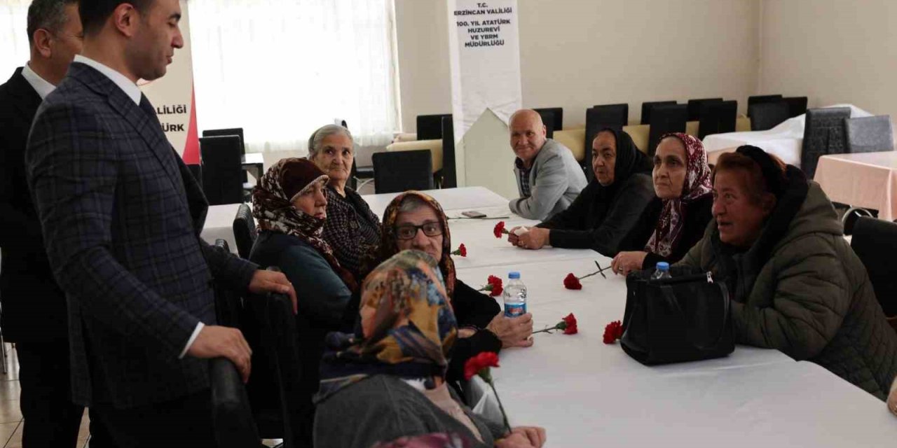 Erzincan’da huzurevi sakinleriyle bayramlaşıldı