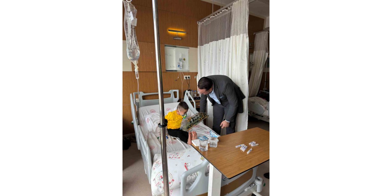 UDER’den hastanede tedavi gören çocuklara bayram ziyareti