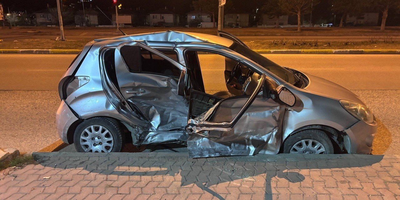 Erzincan’da iki otomobil çarpıştı: 1’i ağır 3 yaralı