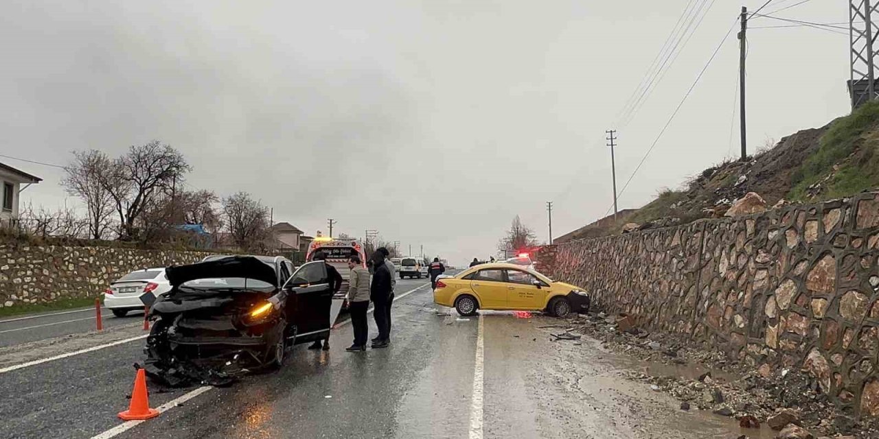 Elazığ’da trafik kazası: 2 yaralı