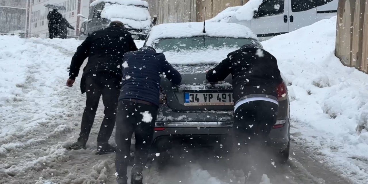 Yüksekova’da kar yağışı etkisini arttırdı, araçlar rampada mahsur kaldı