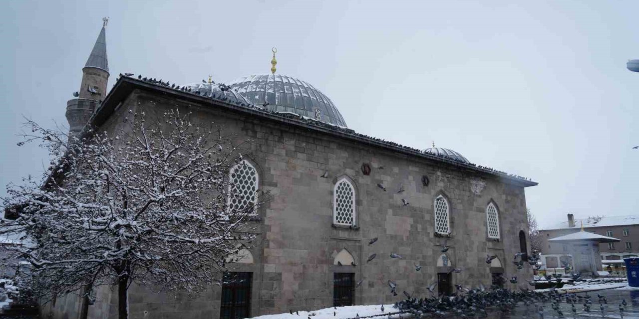 Yağmur, karla karışık yağmur ve yüksek kesimlerde kar yağışı var