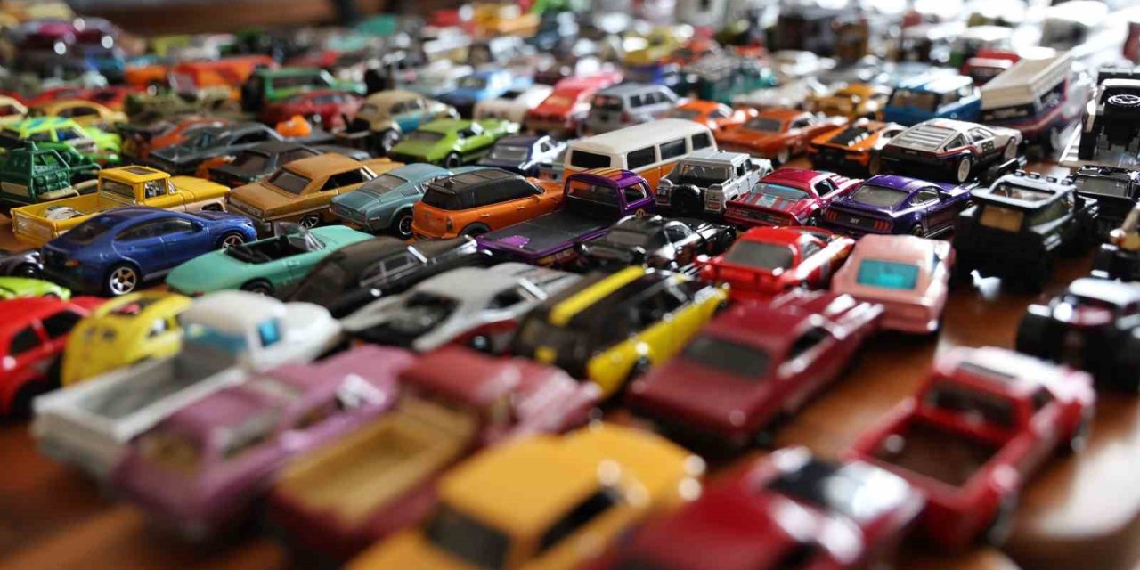 Elazığ’lı öğretmen 16 yılda bin 500 model araba topladı