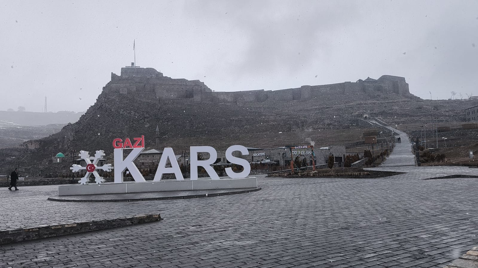 Kars'ta güneşli hava yerini kar yağışına bıraktı